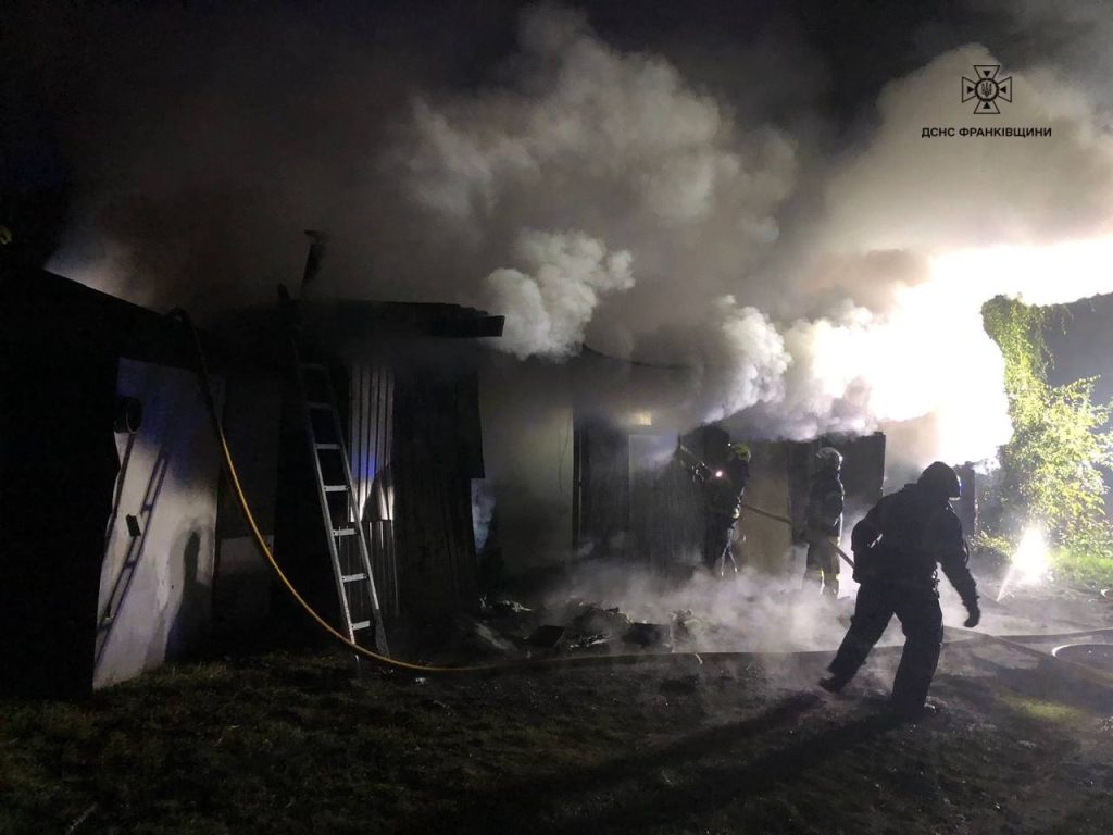 У Франківську вночі спалахнули два гаражі
