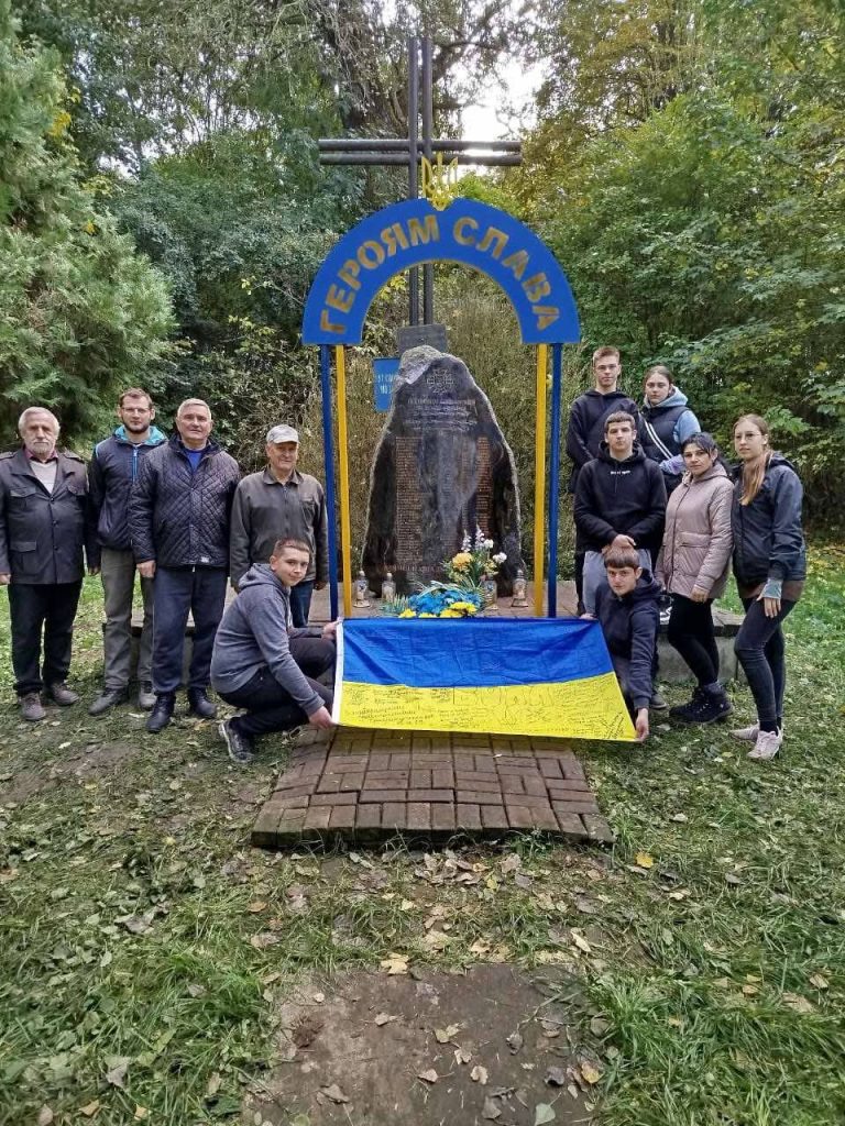 Іванофранківці в Польщі відновили знищений вандалами памʼятник УПА.