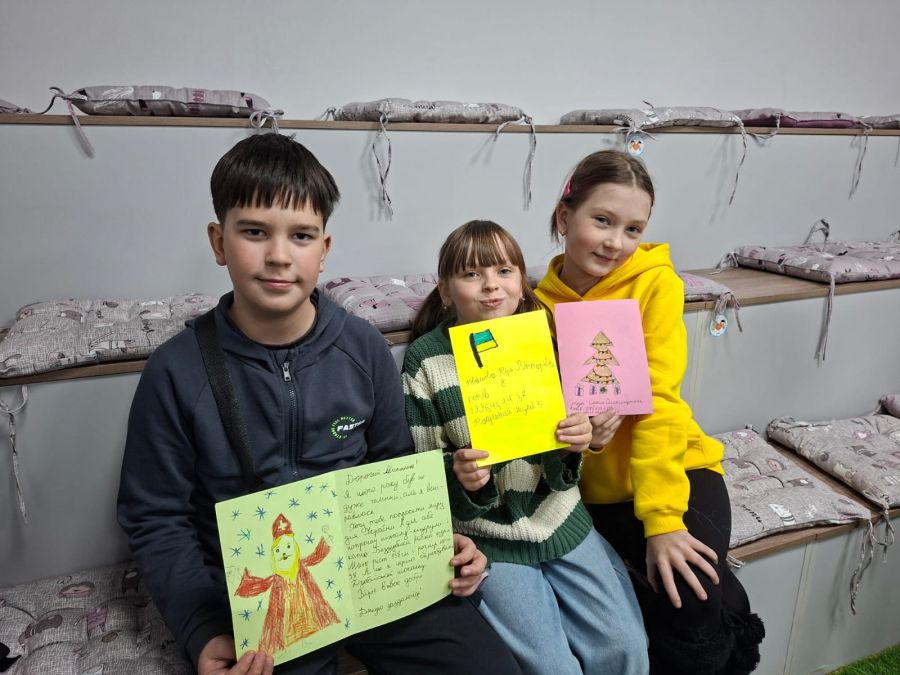 У Калуші діти війни та з особливими освітніми потребами надсилають листи святому Миколаю