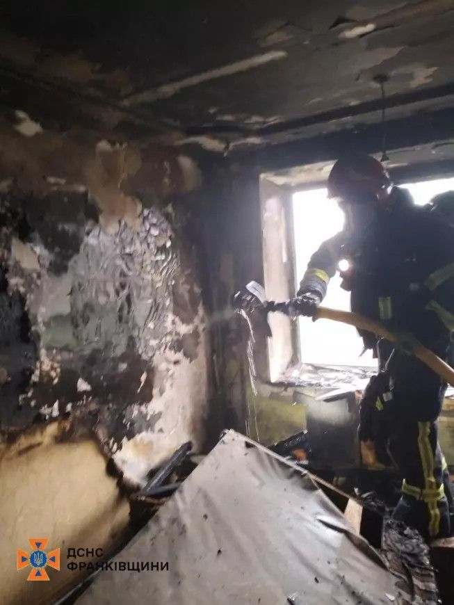 У Франківській області сталася пожежа в квартирі: рятувальники евакуювали чоловіка з задимленого будинку