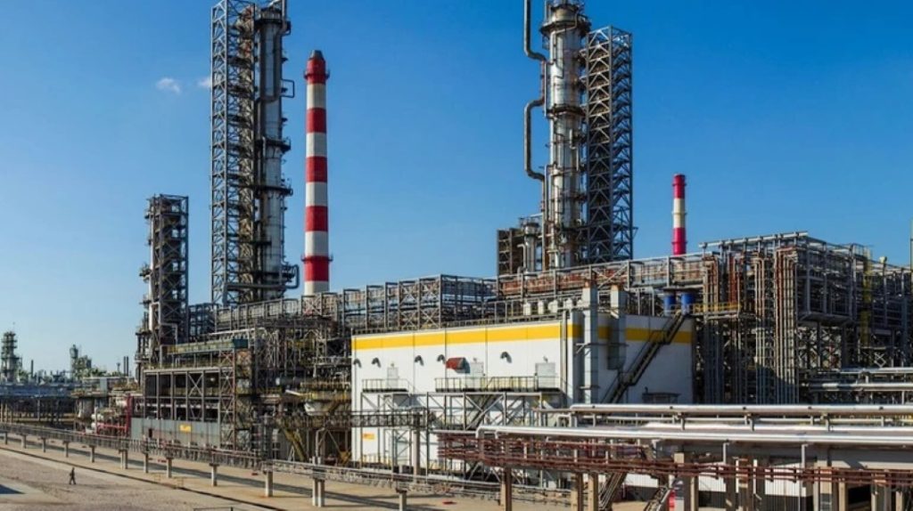 Один із найбільших НПЗ Росії, що постачає паливо до столиці, зупинив роботу вдруге за місяць