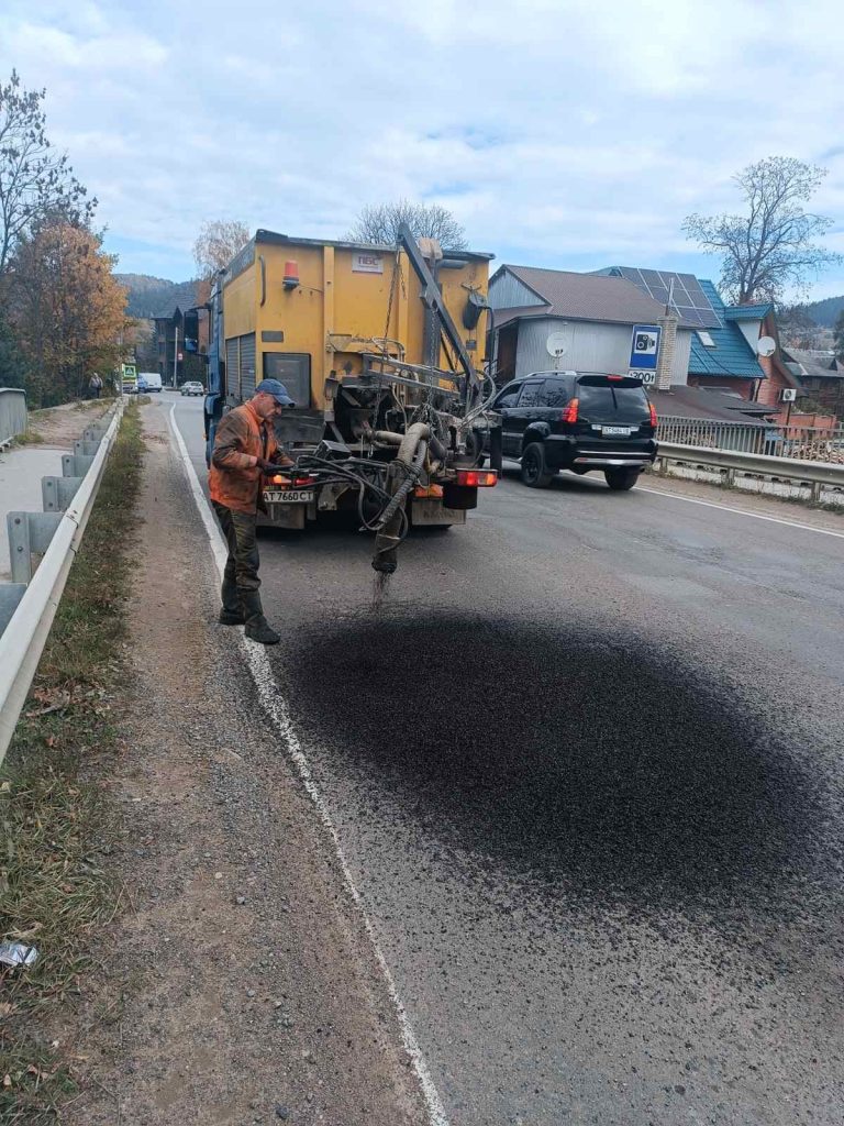 Ремонтують ями та оновлюють дорожню розмітку на івано-франківвщині