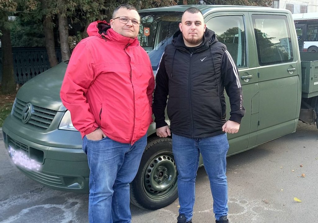 Комунальні служби Івано-Франківська відновили автомобіль і передали його військовому, який раніше був водієм тролейбуса
