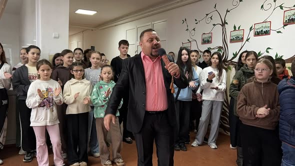 У Лисецькому ліцеї пройшов благодійний виступ народного артиста України Святослава Края.