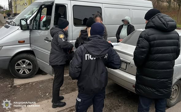 Поліція викрила зловмисників, які за винагороду оформлювали відтермінування та виїзд за кордон.