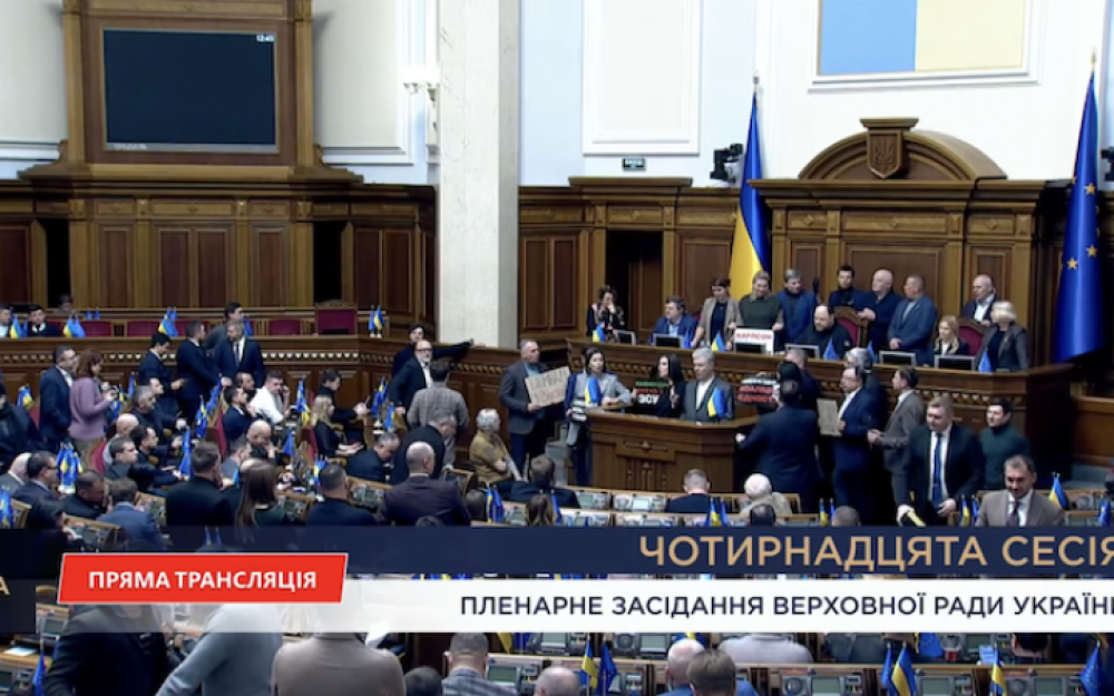 Депутати Верховної ради перекрили трибуну, вимагаючи відставки уряду.