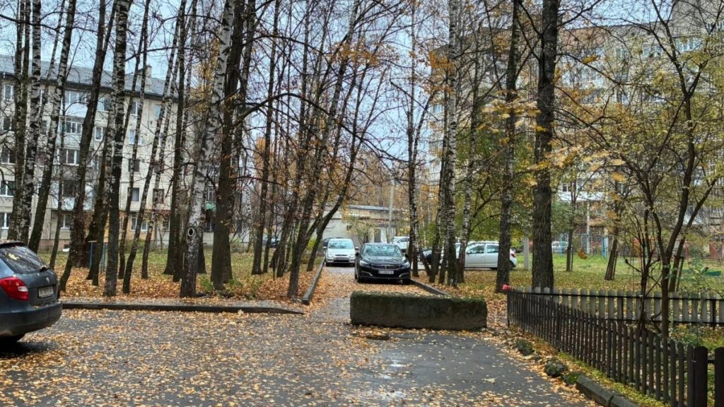 У Франківську прибирають незаконно встановлені огородження міжбудинкових проїздів.