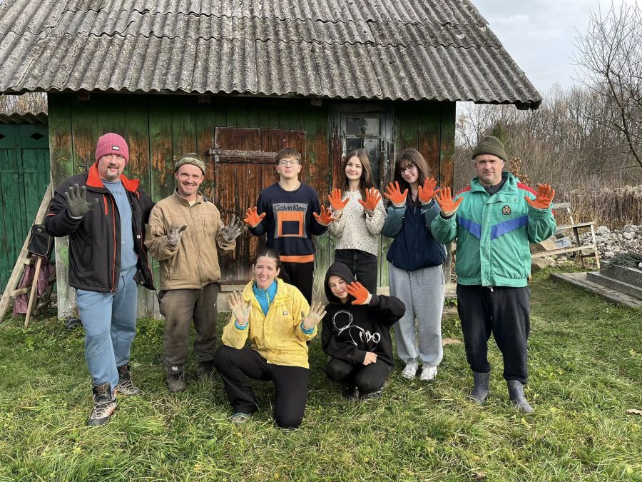 Жителі Калуша організували толоку на цвинтарі в Підгірках