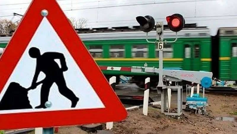 У Франківській області тимчасово обмежено рух через залізничний переїзд