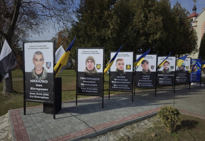 У Снятинському районі відкрили алею з фото зниклих безвісти воїнів.