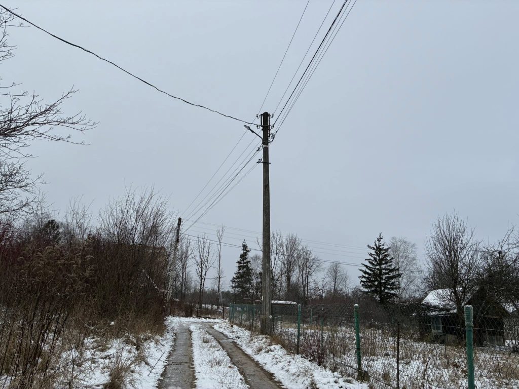 В Івано-Франківську змонтували вуличні ліхтарі у садовому товаристві «Ветеран»
