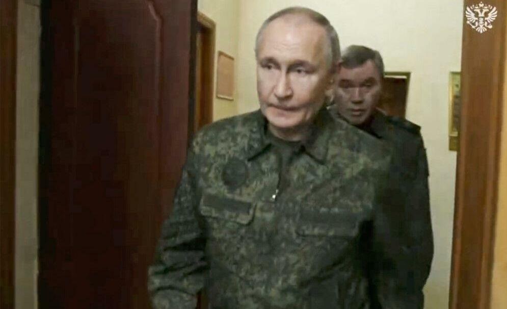 Путін заявляє, що Росія зовсім не зацікавлена у добровільному виведенні українських військ.