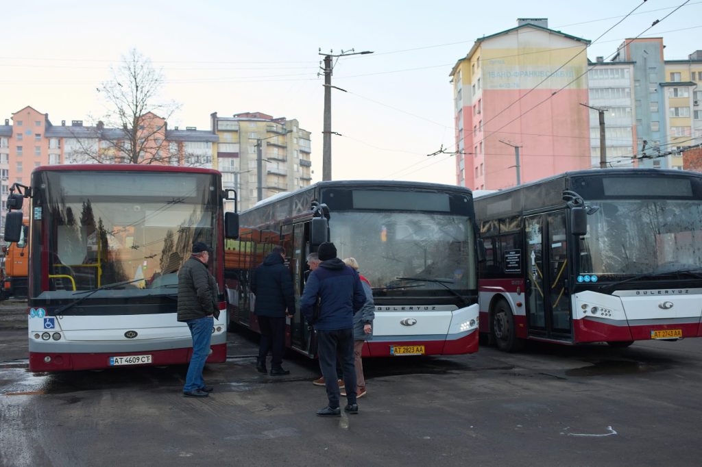 В Івано-Франківську готуються до введення в експлуатацію дуобусів та завершують зведення нового мосту.