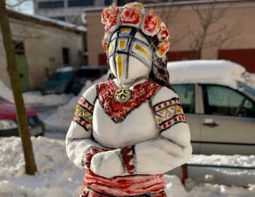 Івано-Франківський митець створив із снігу ляльку-мотанку заввишки з людину
