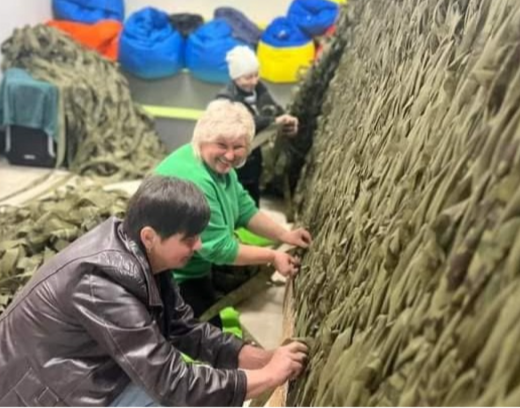 У селі Пійло активісти виготовляють маскувальні сітки та створили унікальний пристрій