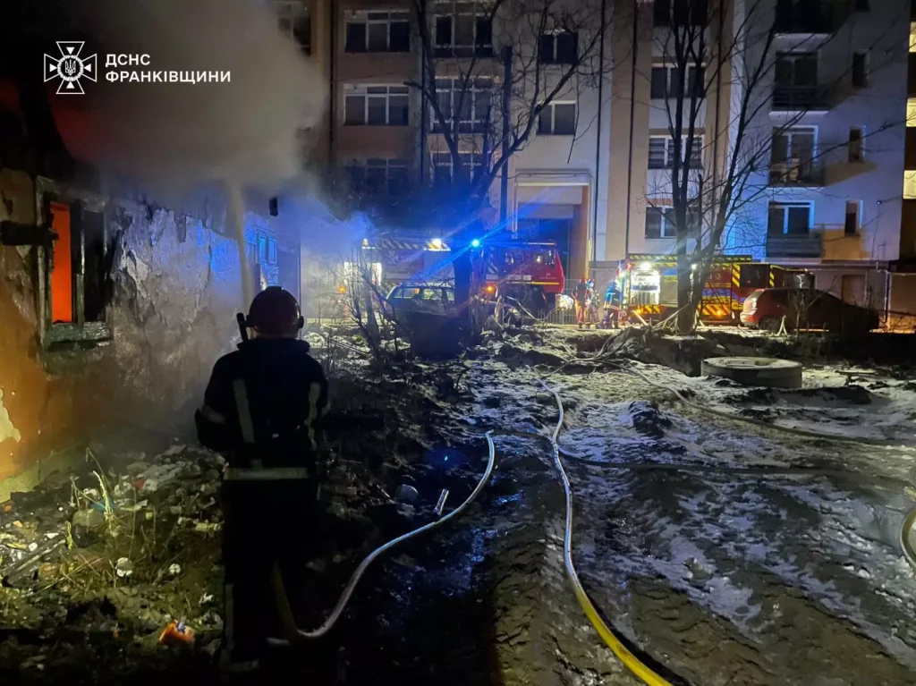 У Франківському регіоні сталися кілька пожеж: вогонь охопив будівлі та машину