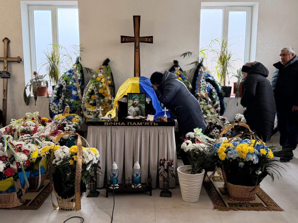 Навіки 28: Надвірнянщина віддала останню шану захиснику Романові Козакову