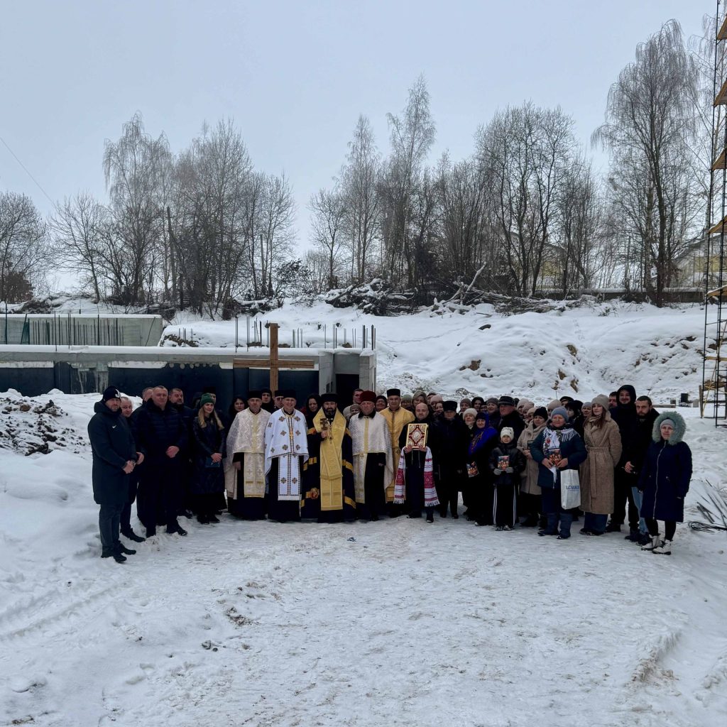 Єпископ Микола освятив хрест і фундаментний камінь для спорудження молитовної каплиці в Крихівцях