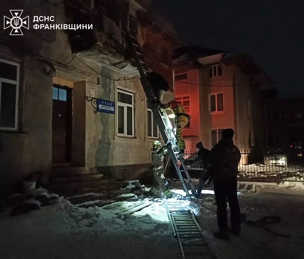 рятувальники врятували пенсіонерку з пожежі