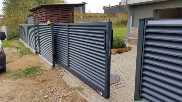 Ворота жалюзі: як бачити все, що відбувається на вулиці, залишаючись невидимим для перехожих