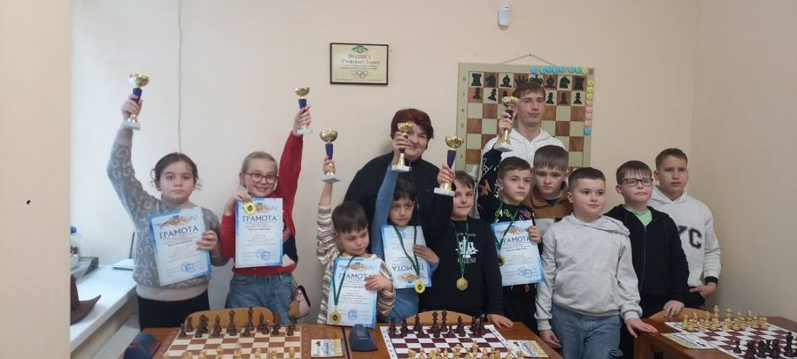 Шестеро молодих шахістів з Калуша здобули шість призових місць на відкритому турнірі зі швидких шахів