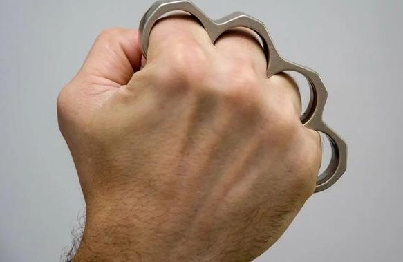 Чоловіка з Прикарпаття засудили до штрафу у 17 тисяч гривень та громадських робіт за носіння кастета