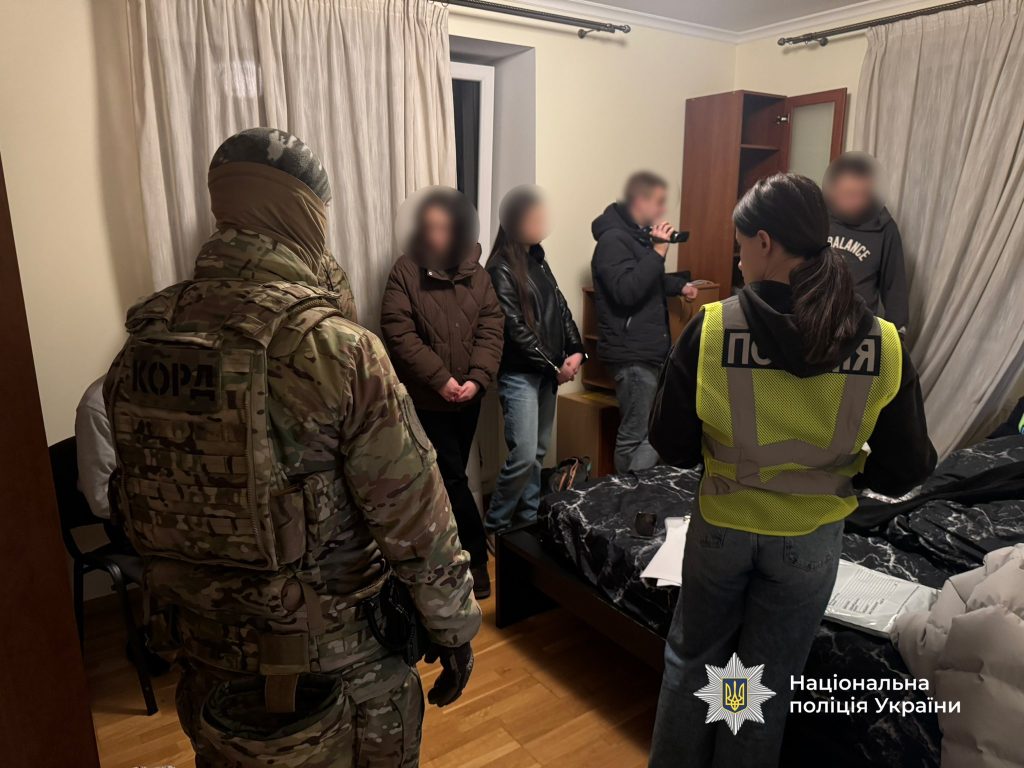 В Івано-Франківській області правоохоронці затримали трьох торговців психотропними речовинами та канабісом