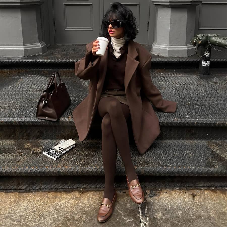Девушка в street Look коричневого цвета