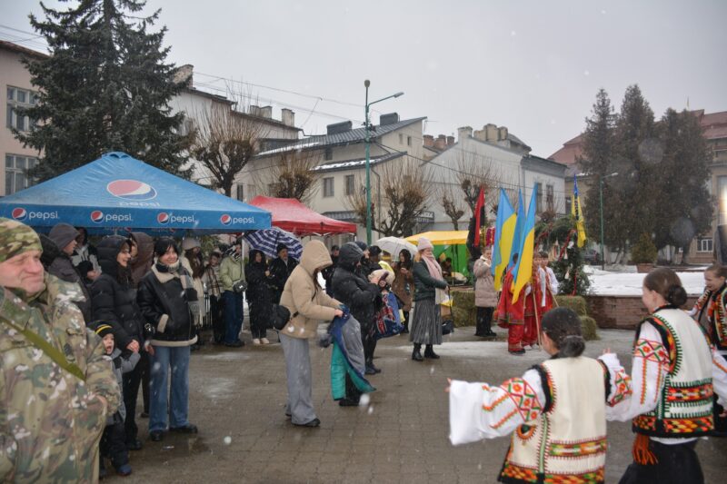 У Надвірній на ярмарку зібрали 116 тис грн для армії (ФОТО)