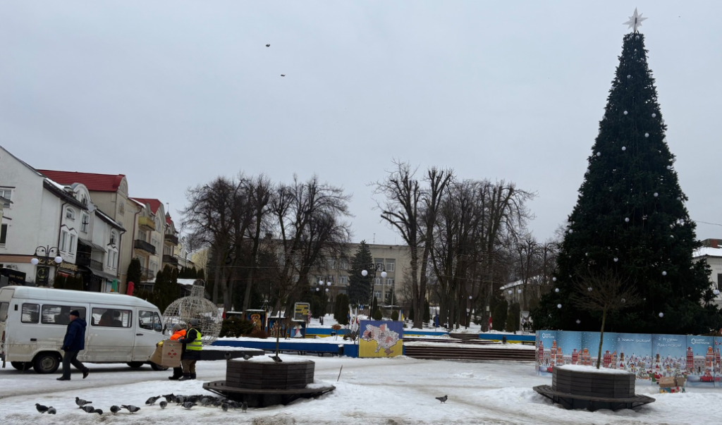 У самому серці Калуша комунальні служби взялися за демонтаж новорічної ялинки | ФОТОФАКТ