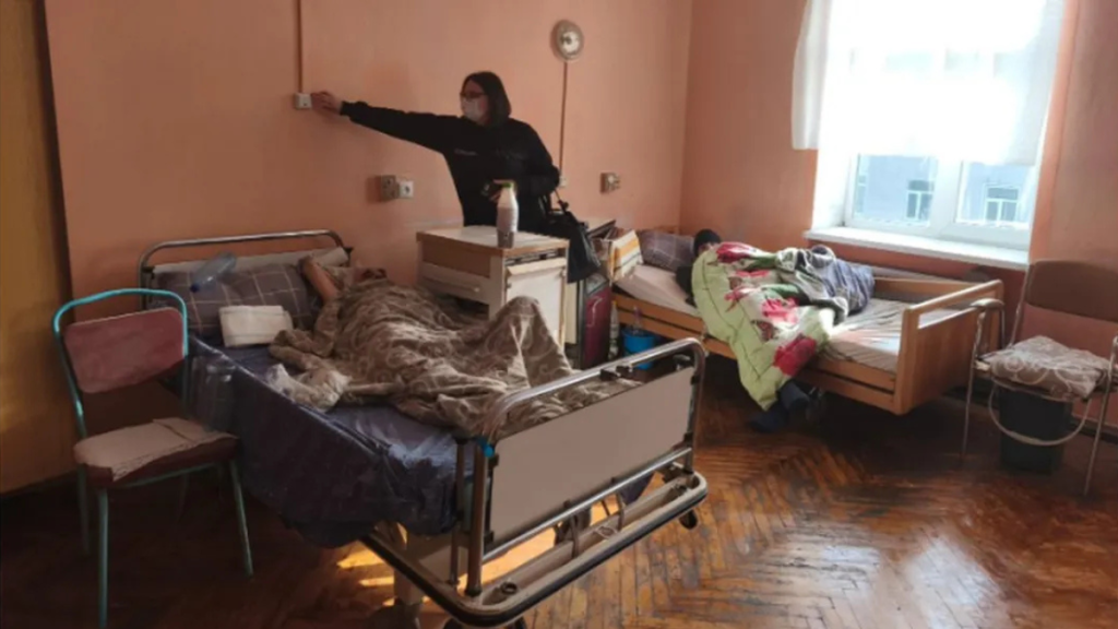 «Пацієнти не можуть згадати останній раз, коли виходили на свіже повітря»: в одній із лікарень Прикарпаття виявлено численні порушення