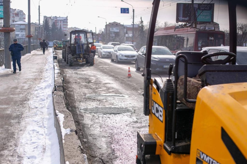 У Франківську на мосту до Пасічної проводять аварійний ремонт вибійок