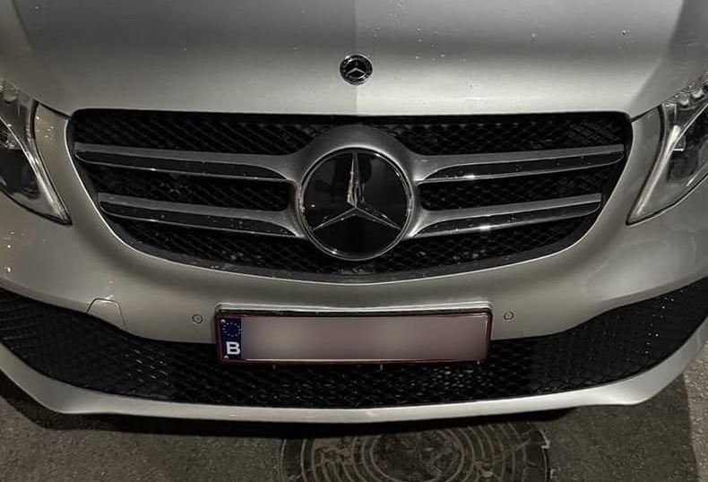 На межі з Румунією зупинили викрадений у Європі мікроавтобус