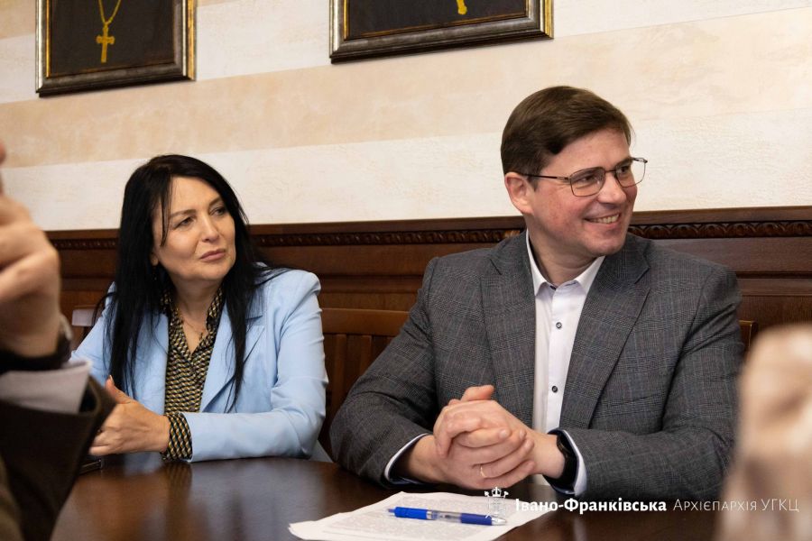 Калуська влада планує звернутися до МОН з проханням про введення у школах посад для священнослужителів