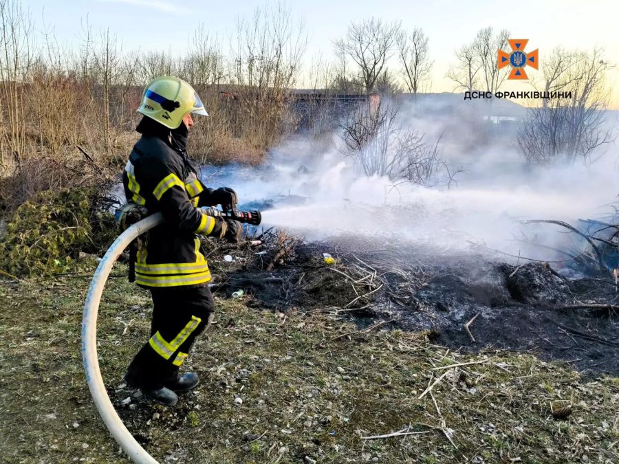62-річний чоловік травмувався під час пожежі сухої рослинності на Прикарпатті
