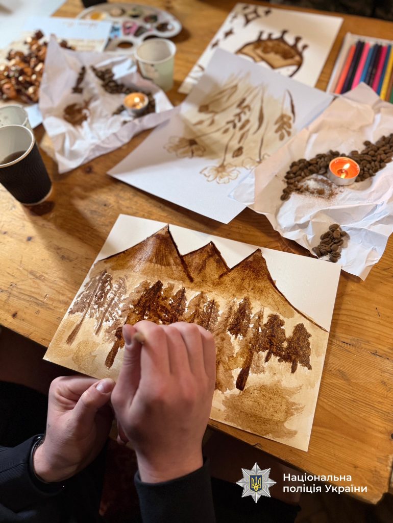 Малюнки кавою лікують душу: як на Прикарпатті підтримують військових у відновленні