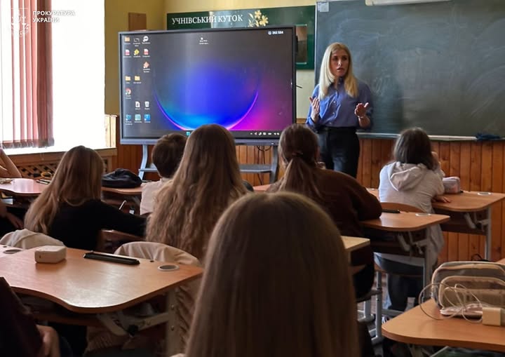 Ювенальні прокурори Коломийщини провели для гімназистів урок з кібергігієни
