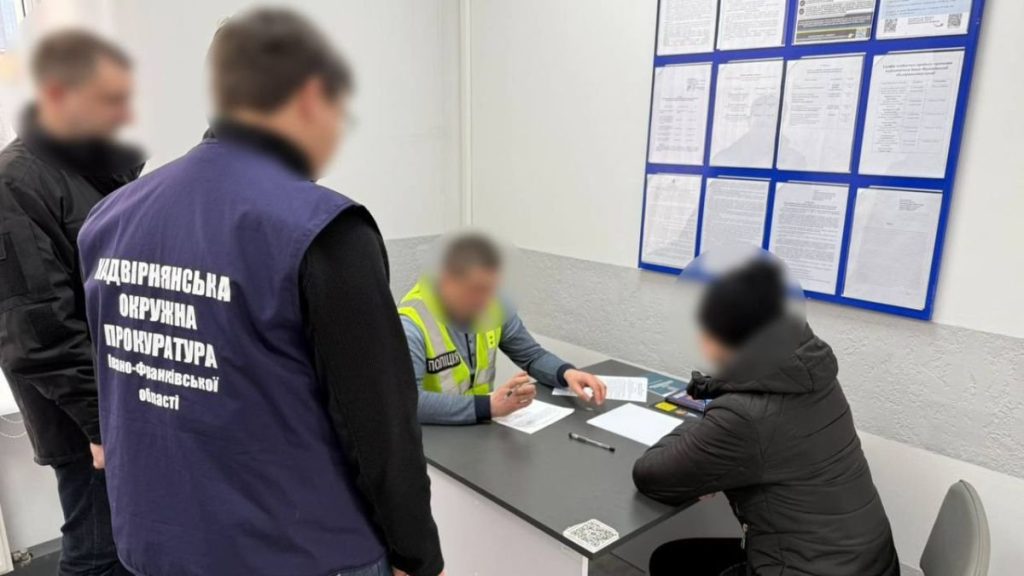 На Надвірнянщині трьох працівників залізниці підозрюють у розкраданні коштів за послуги зберігання у камерах схову