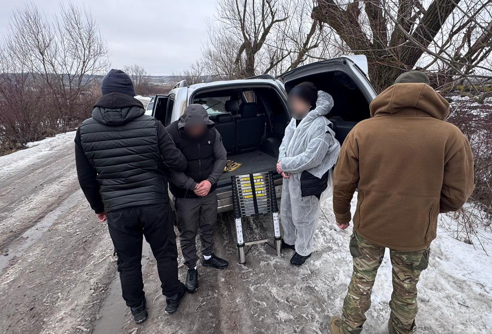 На межі держави затримали організаторів нелегальної схеми виїзду