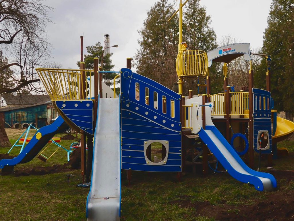 В Коломиї біля дитячої лікарні з’явився ігровий комплекс