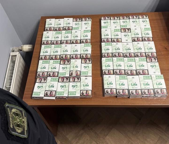 водій вантажівки з волині приховав 100 пачок сигарет під одягом