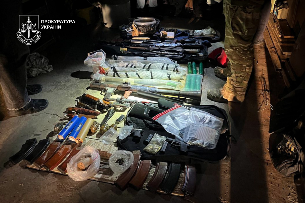 Арсенал у гаражі: у Мукачеві затримали чоловіка зі зброєю та тисячами набоїв