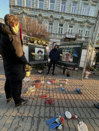 У самому серці Івано-Франківська чоловік знищив лампадки біля пам’ятника загиблим Героям