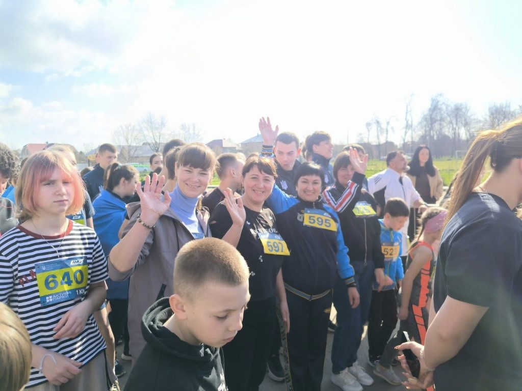 Багато людей зібралися разом задля здоров’я і тріумфу