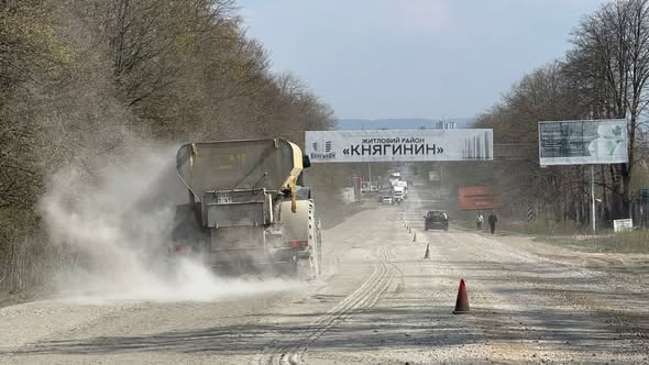 На автодорозі Н-09 в Івано-Франківській області розпочали підготовчі роботи перед асфальтуванням
