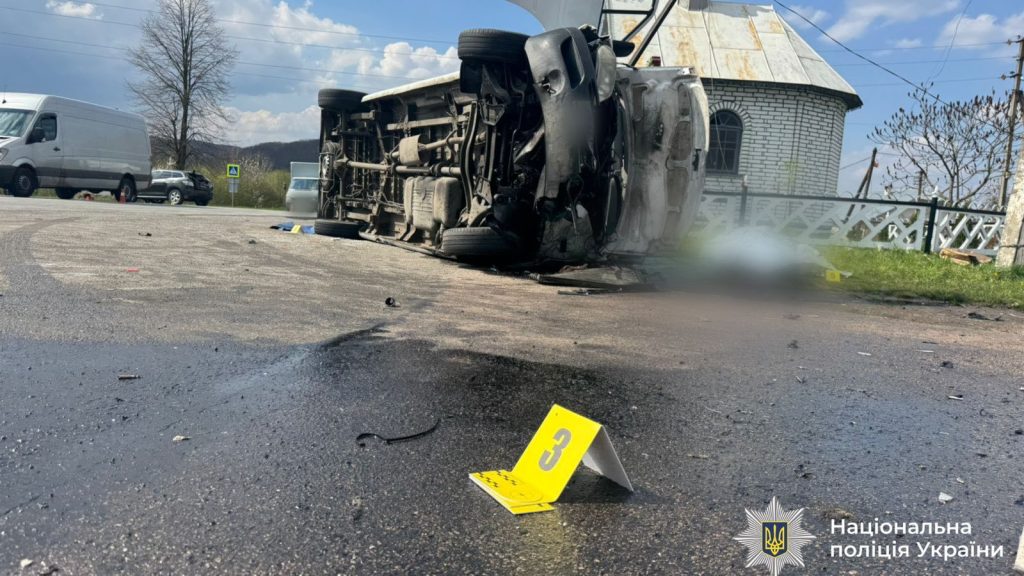 Трагічна ДТП у Долинській громаді – одна людина загинула, 14 отримали поранення