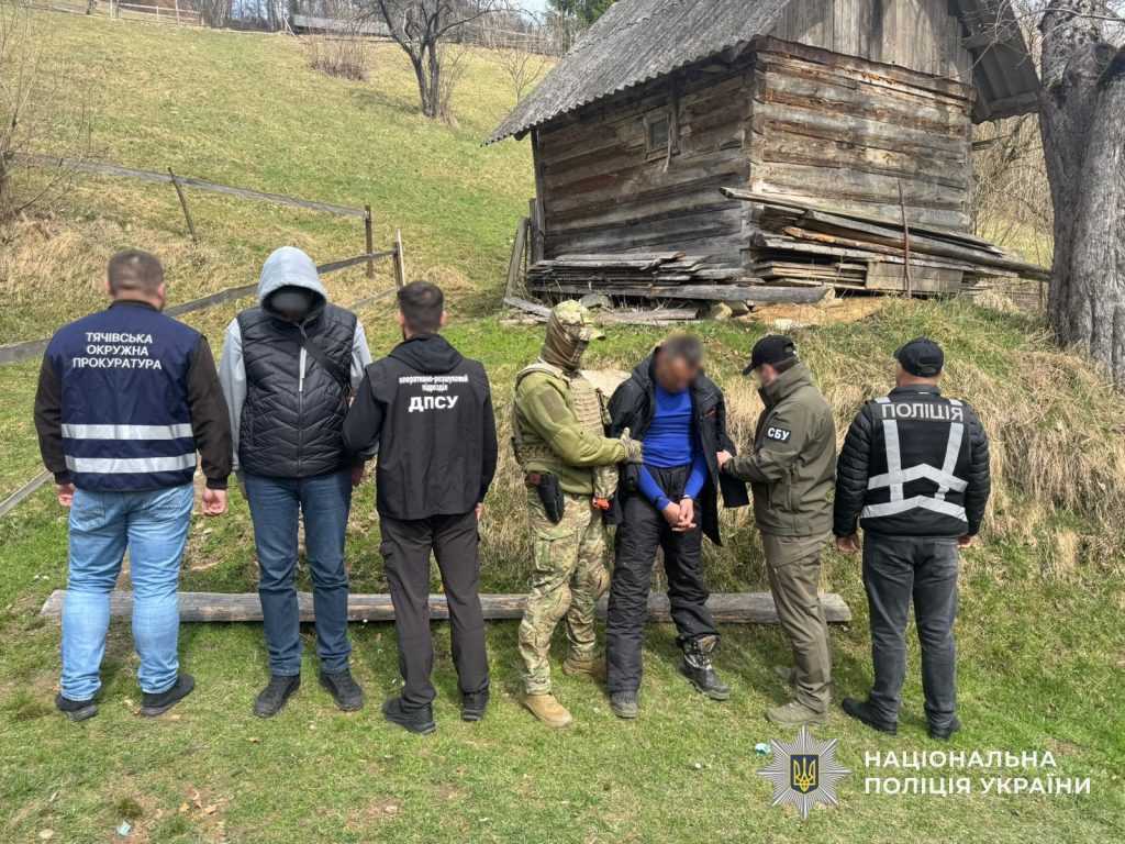 Поліція затримала військових та медичного працівника за незаконне переправлення людей через кордон на Закарпатті