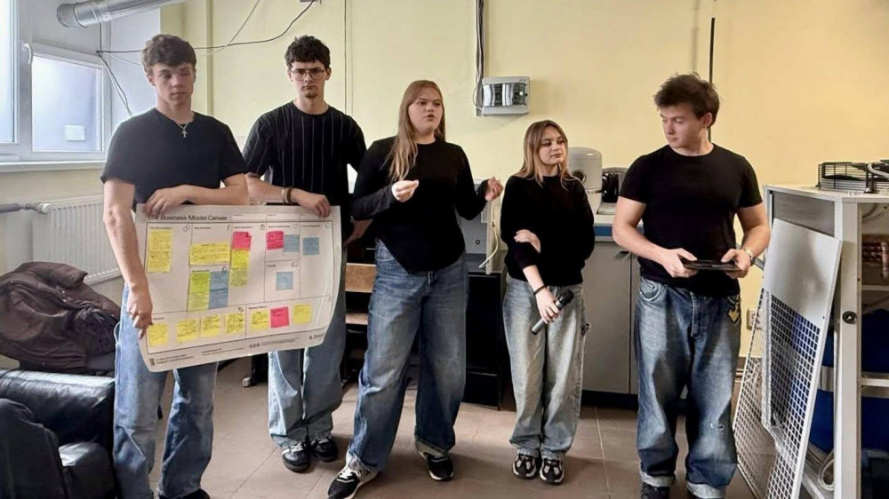 Калуські учні ліцеїв здобули перемогу на молодіжному хакатоні «NextGen Innovation Hack»
