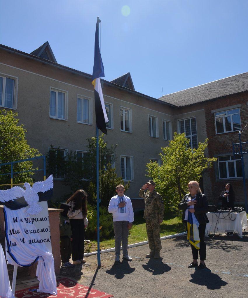 У Назавизівському ліцеї відбулася церемонія підняття Прапора Надії