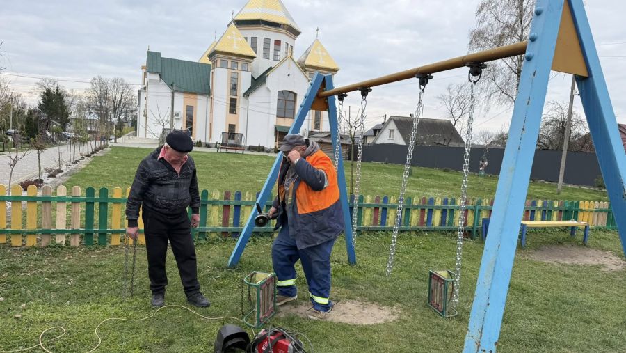 Відновлення ігрових зон для дітей у Калуші: чому думка громади важливіша за розклад
